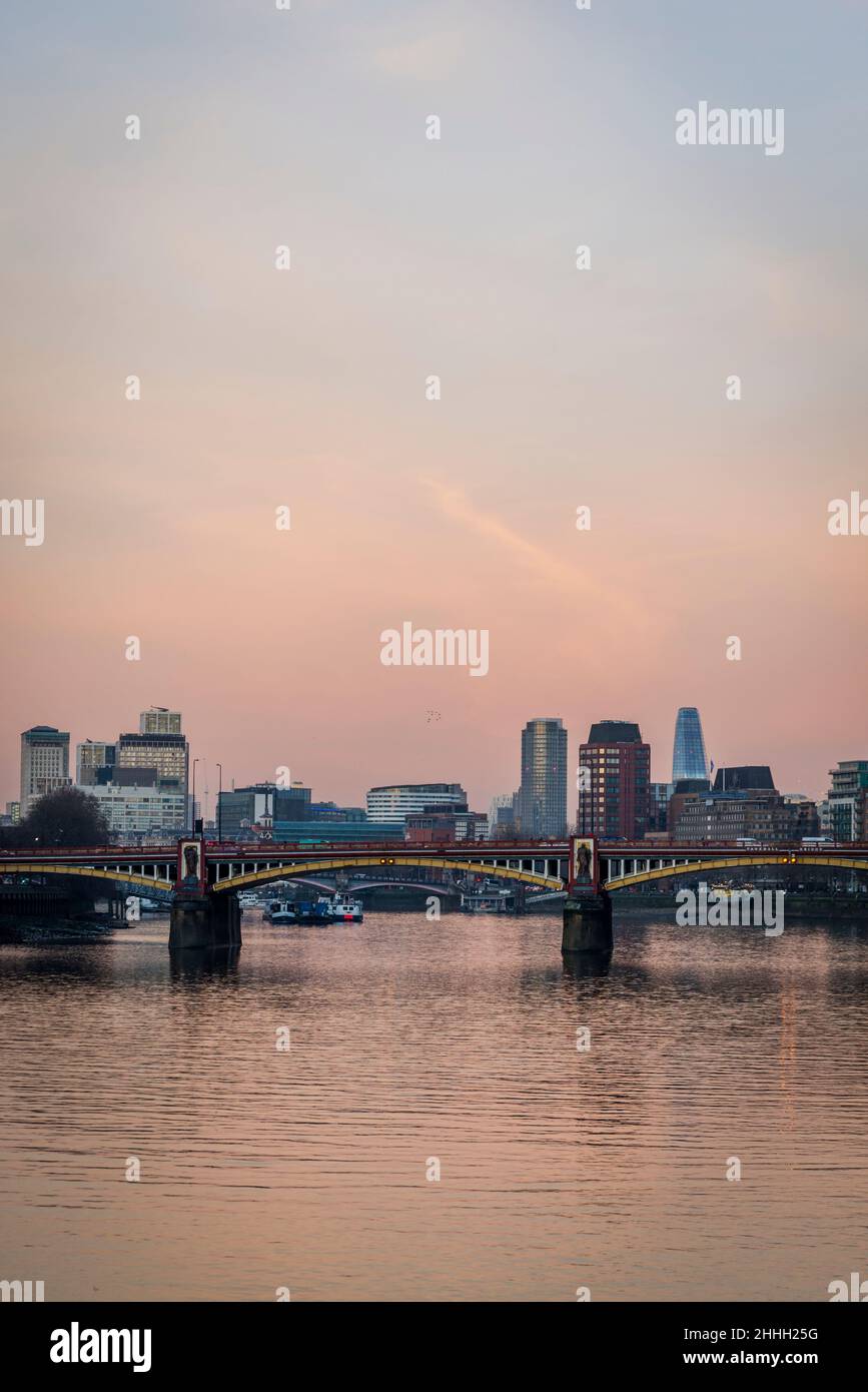 Vista del puente Vauxhall sobre el río Támesis al atardecer, Londres, Inglaterra, Reino Unido Foto de stock