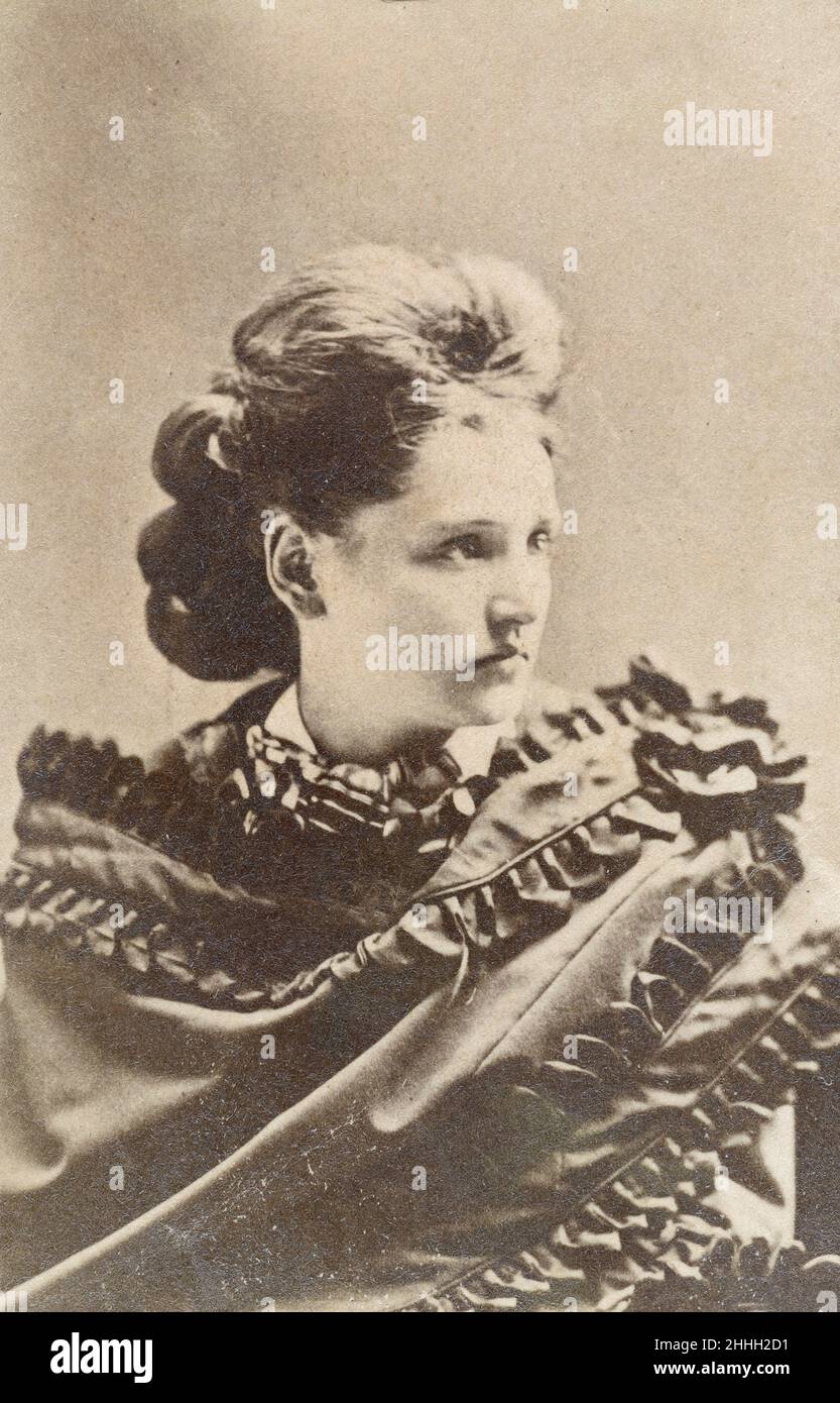 Antigua circa 1860s carte de visita de Tennie Claflin. Lady Tennessee Celeste Claflin, Viscondesa de Montserrat (1844-1923), también conocida como Tennie C., fue una sufragista estadounidense más conocida como la primera mujer, junto con su hermana Victoria Woodhull, en abrir una firma de corretaje de Wall Street, que ocurrió en 1870. FUENTE: ORIGINAL FOTOGRÁFICO CARTE DE VISITE Foto de stock