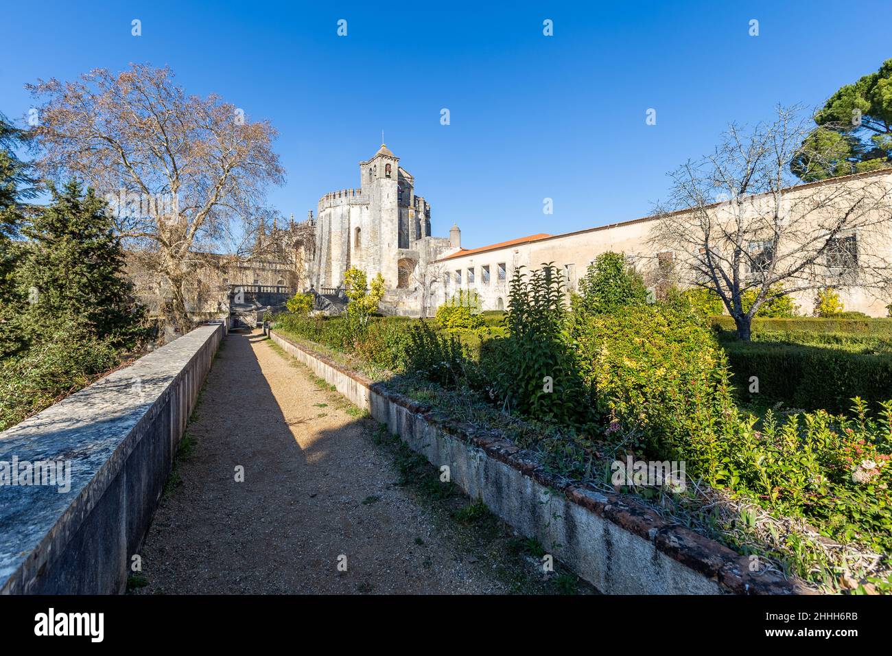 Convento de Cristo o 'Convento de Cristo' es un convento católico romano en la cima de la colina, en Tomar, Portugal, con una ornada esculpida estilo manuelina. Foto de stock