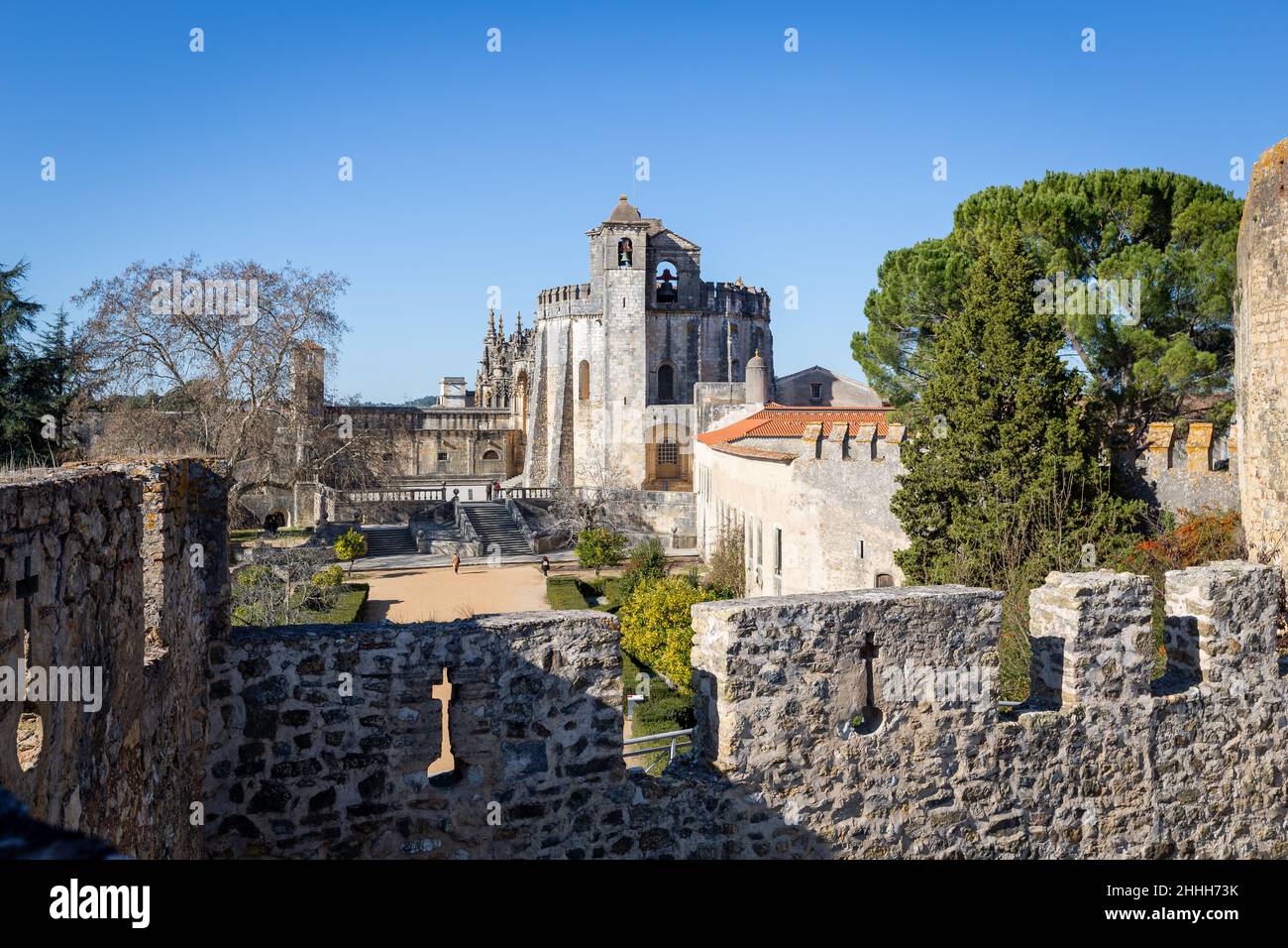 Convento de Cristo o 'Convento de Cristo' es un convento católico romano en la cima de la colina, en Tomar, Portugal, con una ornada esculpida estilo manuelina. Foto de stock
