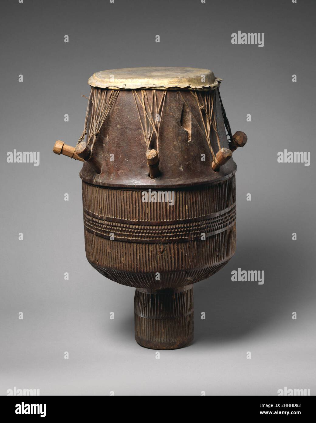 Prevalecer Abultar Lidiar con Atumpan Ashanti del siglo 19th (Asante) El Atumpan es un tambor parlante  sonado con dos palos en forma de L y jugado en parejas o con otros  instrumentos para acompañar el conjunto