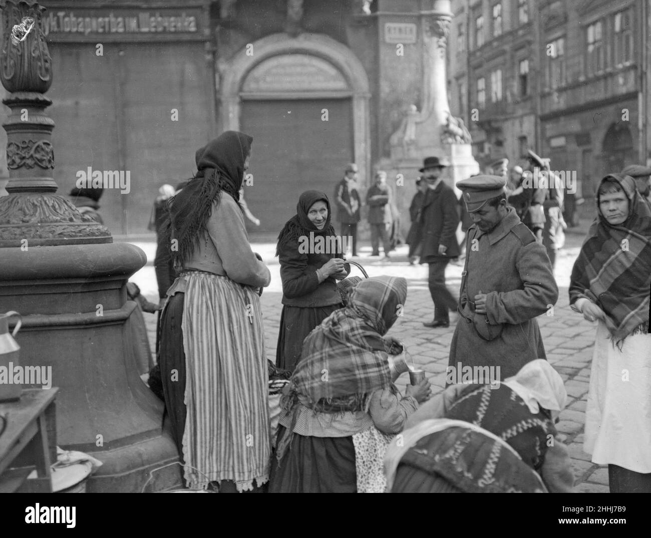 Un oficial ruso vio aquí comprar una bebida de leche de una campesina local en Lemberg. Alrededor de octubre de 1914 Foto de stock