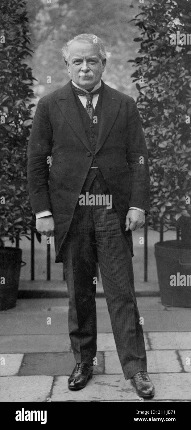 David Lloyd George vio aquí posando en el jardín de 10 Downing Street poco antes de que renunciara a su oficina y su residencia oficial. Octubre 27 1922 Foto de stock