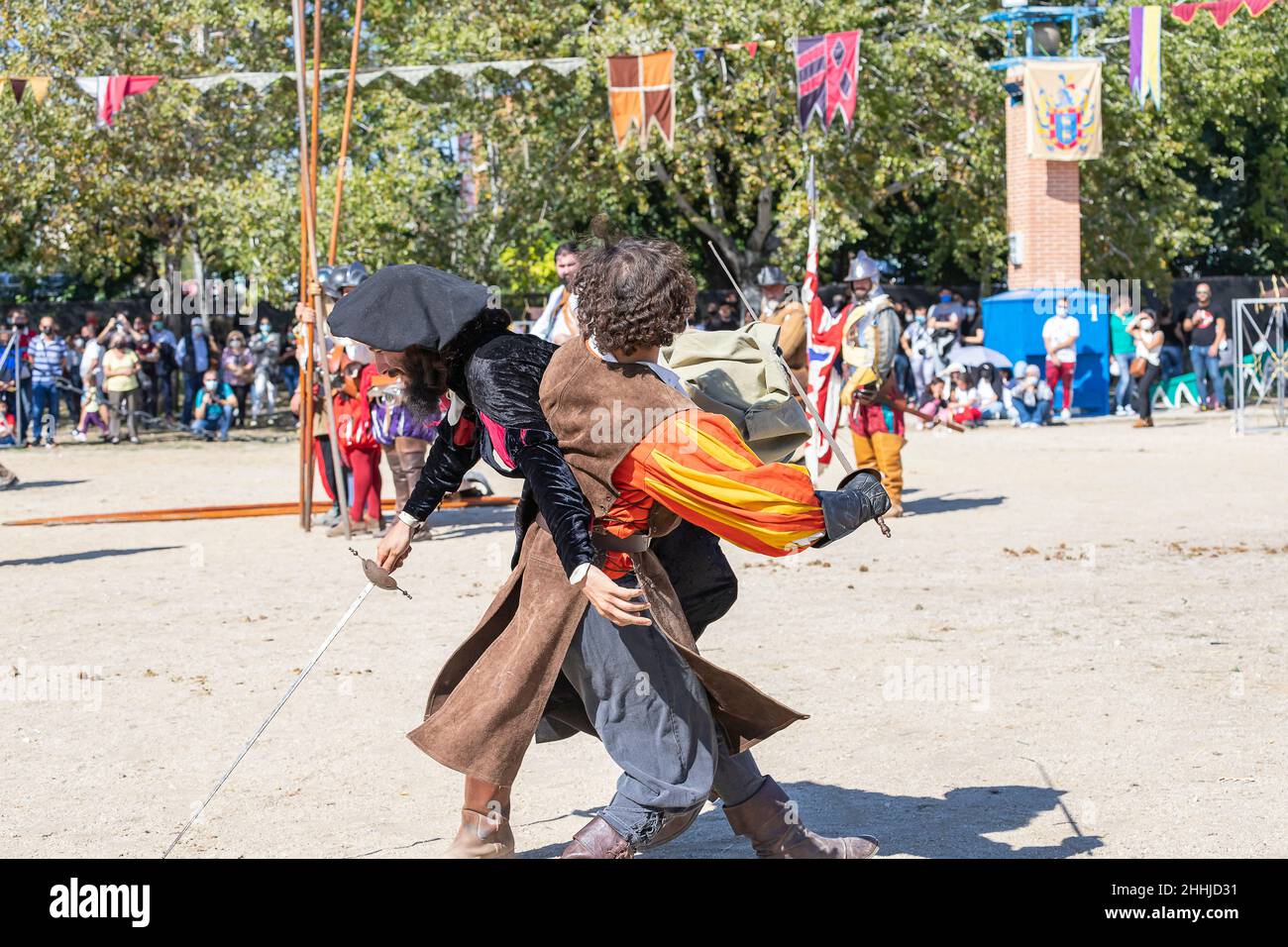 ALCALÁ DE HENARES, MADRID, ESPAÑA - 12 DE OCTUBRE de 2021: Dos hombres que  muestran al público cómo fue una lucha de espada en el siglo 16th durante  la celebración Fotografía de stock - Alamy