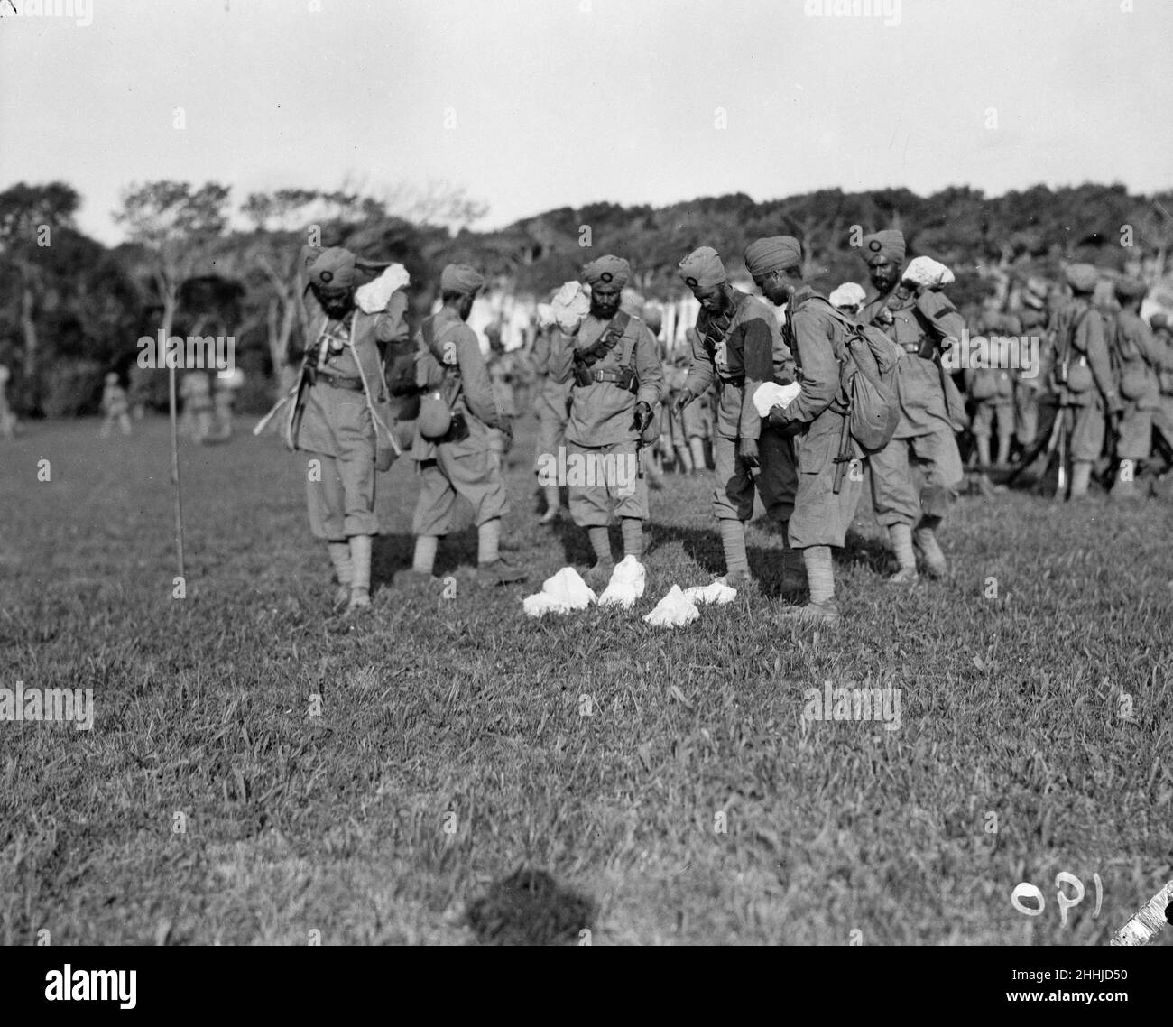 Soldados indios vieron aquí tiendas en movimiento en su campamento de descanso en el curso de carrera en Marsella, Francia, septiembre de 30th 1914 Foto de stock