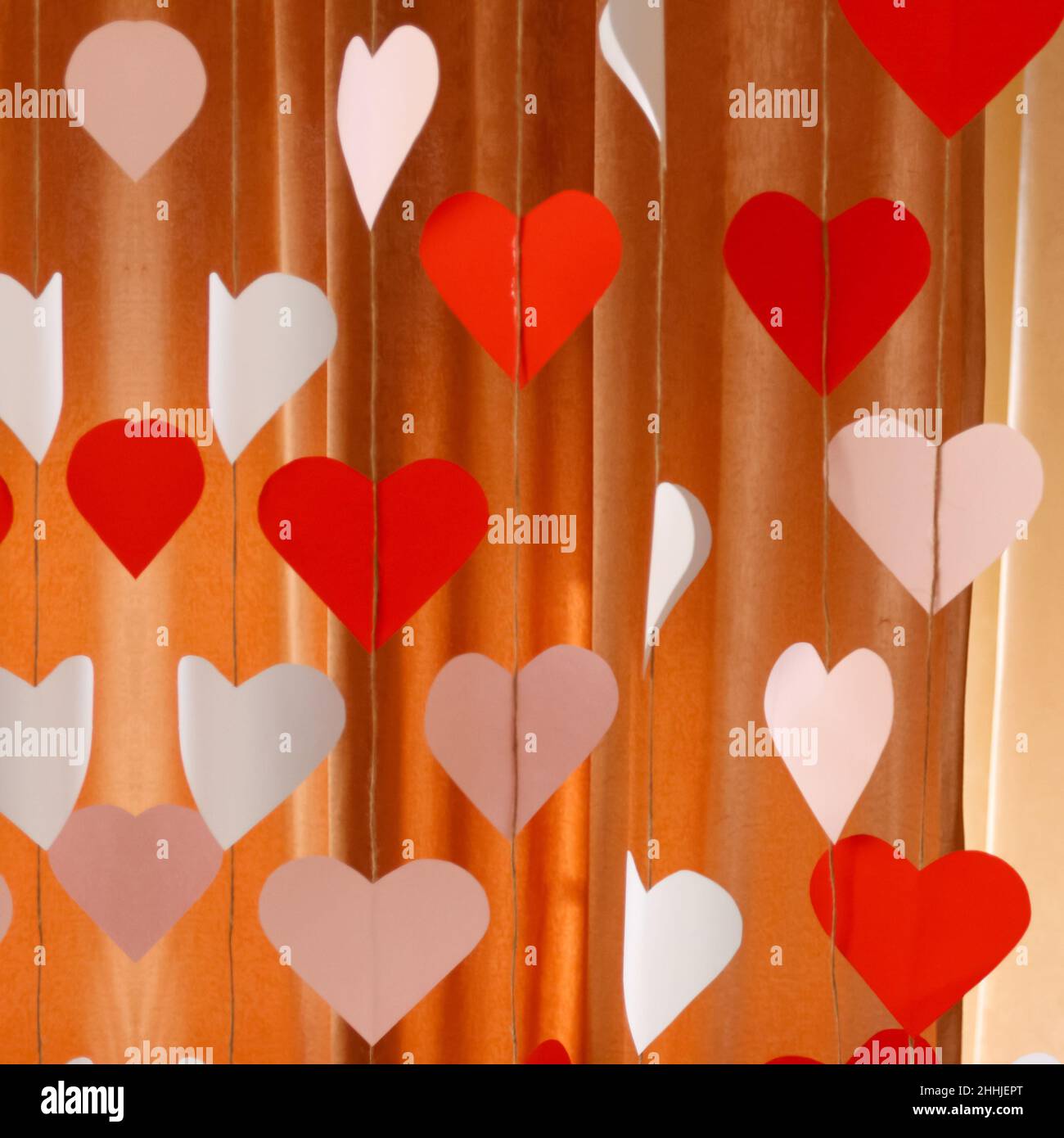 Banner desenfocado. Día de San Valentín de fondo con corazones de papel. El  corazón rojo y blanco se forma el 14 de febrero. Concepto de amor. Arco de  Cupido. Fondo cuadrado Fotografía