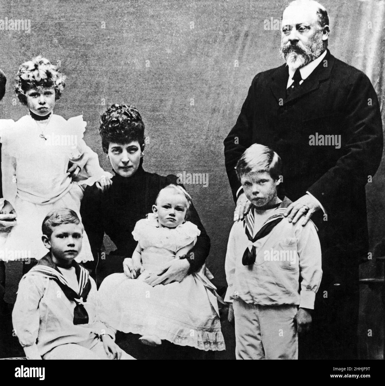 Su Majestad el Rey Eduardo VII con su esposa la Reina Alexandra y sus nietos: La Princesa María (la Princesa Real), el Príncipe Alberto (más tarde el Rey Jorge VI), el Príncipe Enrique (Duque de Gloucester) y el Príncipe de Gales (más tarde el Rey Eduardo VIII). Alrededor de 1906 zxsa de princeedward Foto de stock