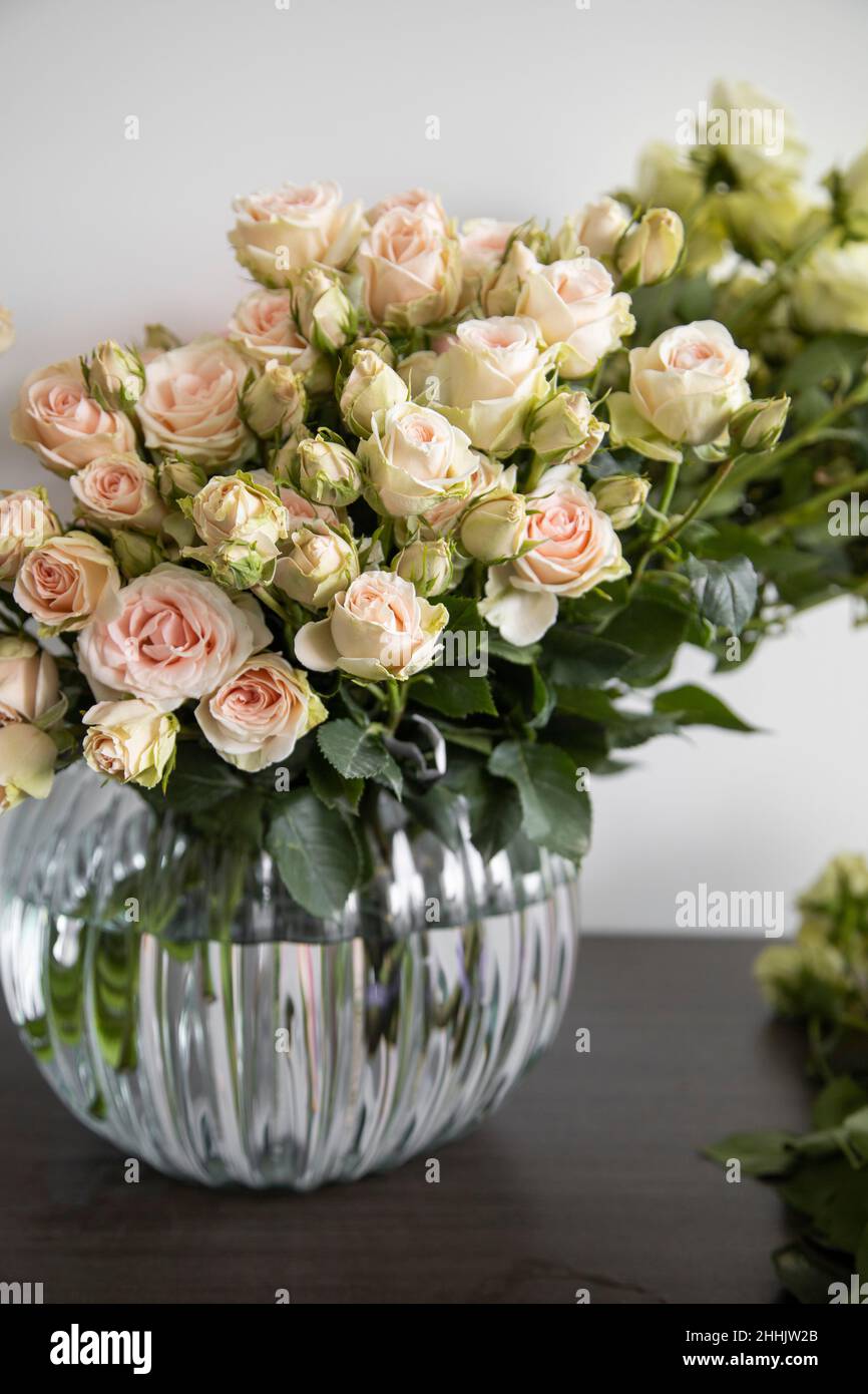 precioso jarrón de cristal con un ramo de rosas, arreglos florales con flores  naturales, la naturaleza como regalo para la celebración de san valentín,  detalle de pétalos Fotografía de stock - Alamy