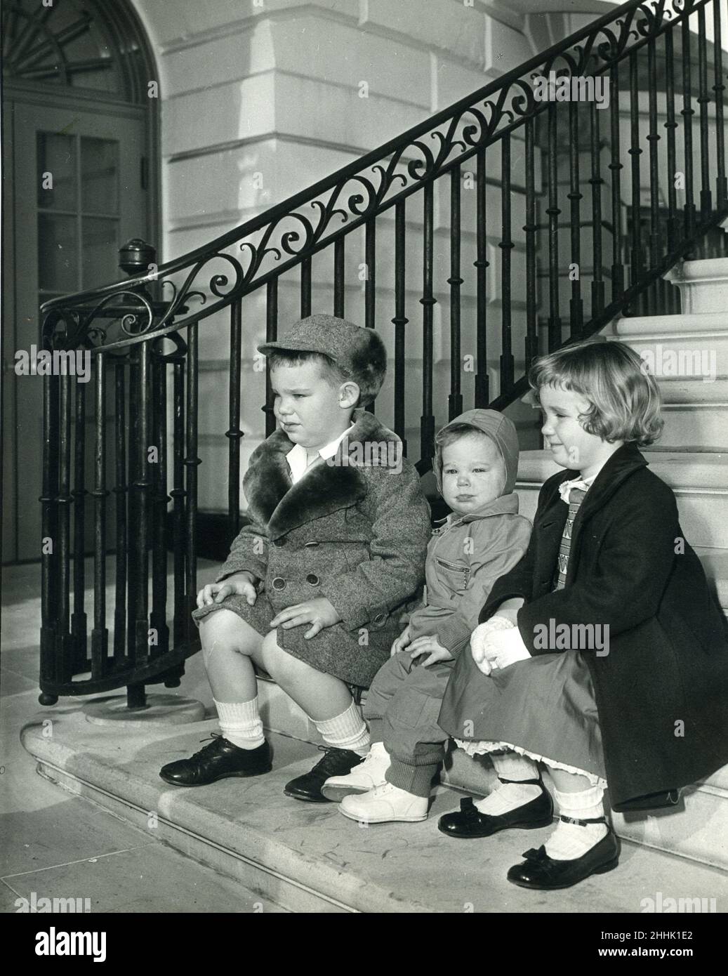 Los nietos del presidente Dwight Eisenhower, David, Susan y Anne, hijos de John Eisenhower, posando en la Casa Blanca, el 13 de marzo de 1953. Foto: Abbie Rowe Foto de stock