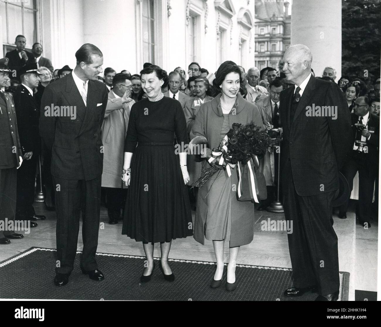 17 de octubre de 1957 -- La reina Isabel II y el príncipe Felipe son recibidos por el presidente y la señora Eisenhower durante la visita estatal de la realeza a los Estados Unidos. Foto: Abbie Rowe Foto de stock
