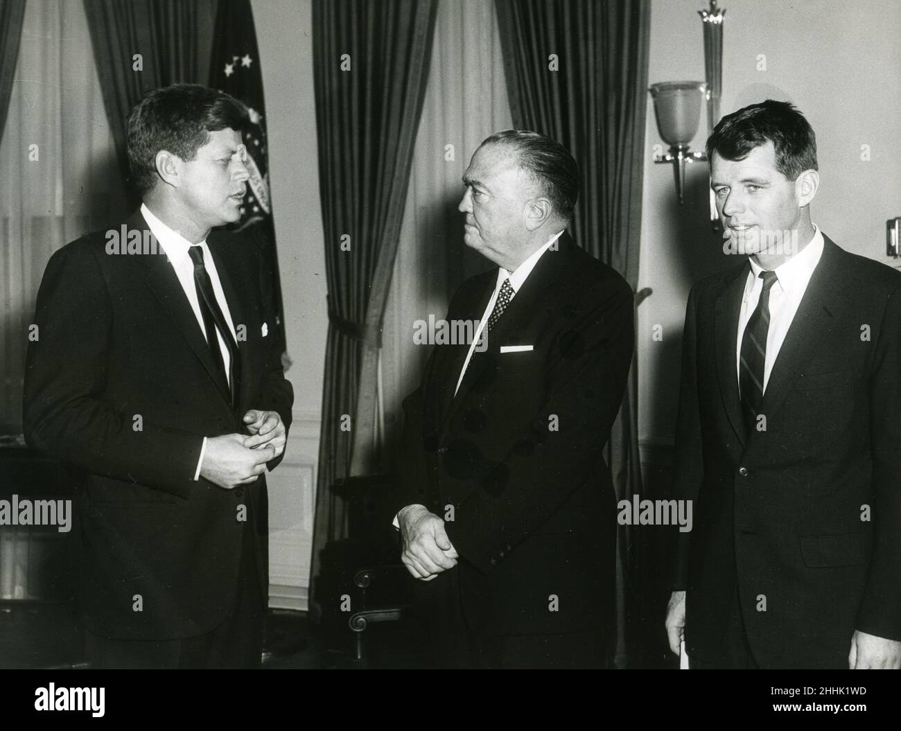 El Presidente Kennedy se reúne con el Director del FBI J. Edgar Hoover y el Procurador General Robert F. Kennedy. 23 de febrero de 1961. Abbie Rowe fotógrafo. Foto de stock