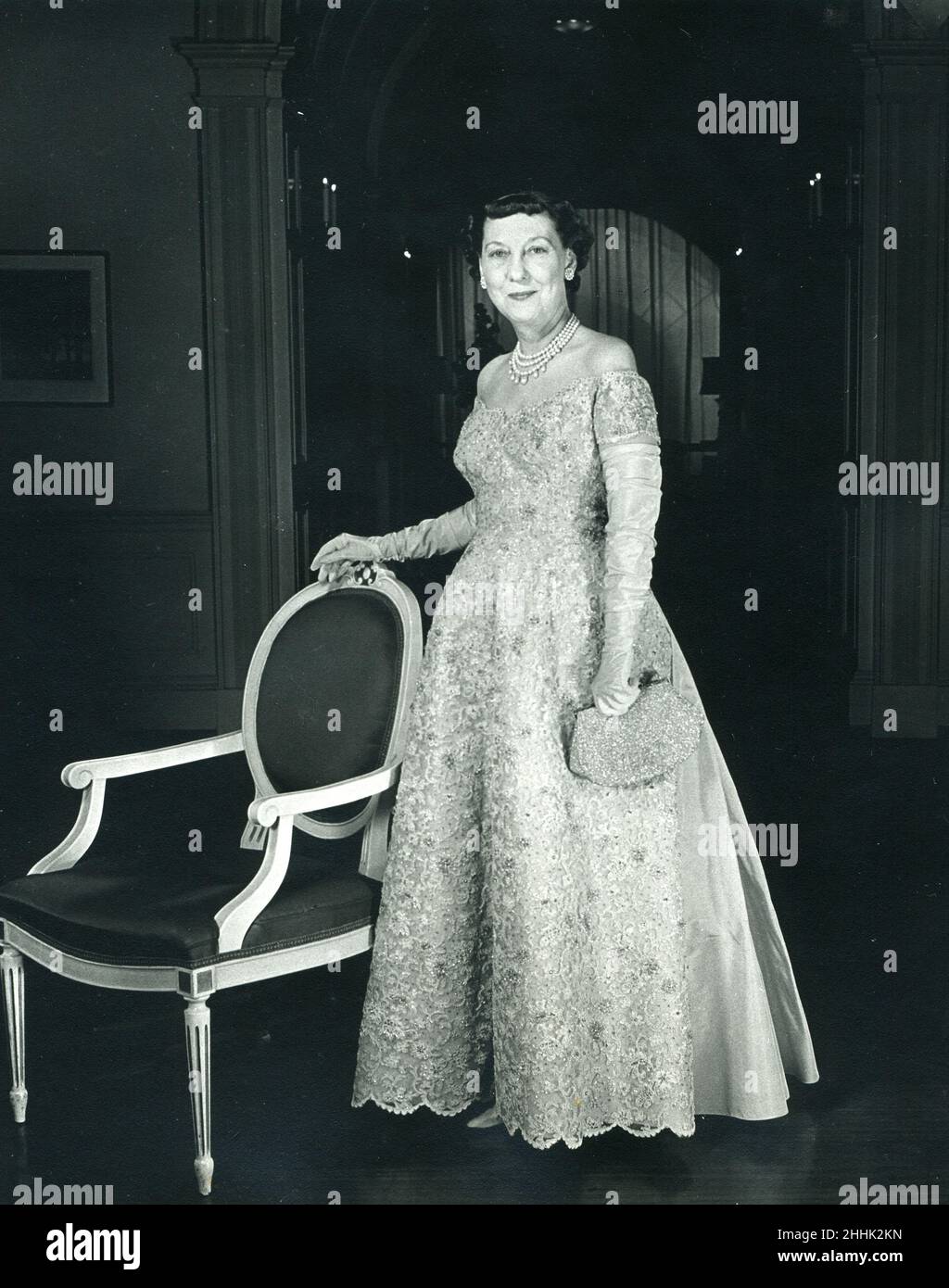 Casa Blanca, 16 de enero de 1957 -- La segunda túnica inaugural de Mamie Eisenhower. Foto: Abbie Rowe Foto de stock