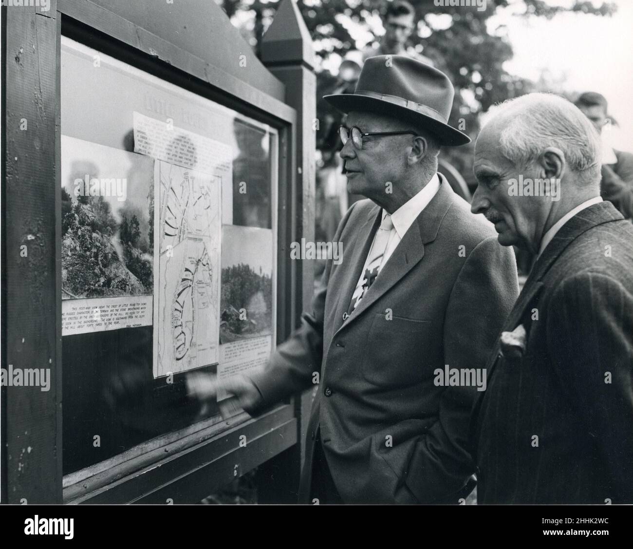 Gettysburg, PA, 12 de mayo de 1957 -- El presidente Eisenhower y el mariscal de campo Bernard Montgomery visitan el campo de batalla de Gettysburg cerca de la casa del presidente. Los dos estudian un quiosco que muestra mapas de la batalla. Foto: Abbie Rowe Foto de stock