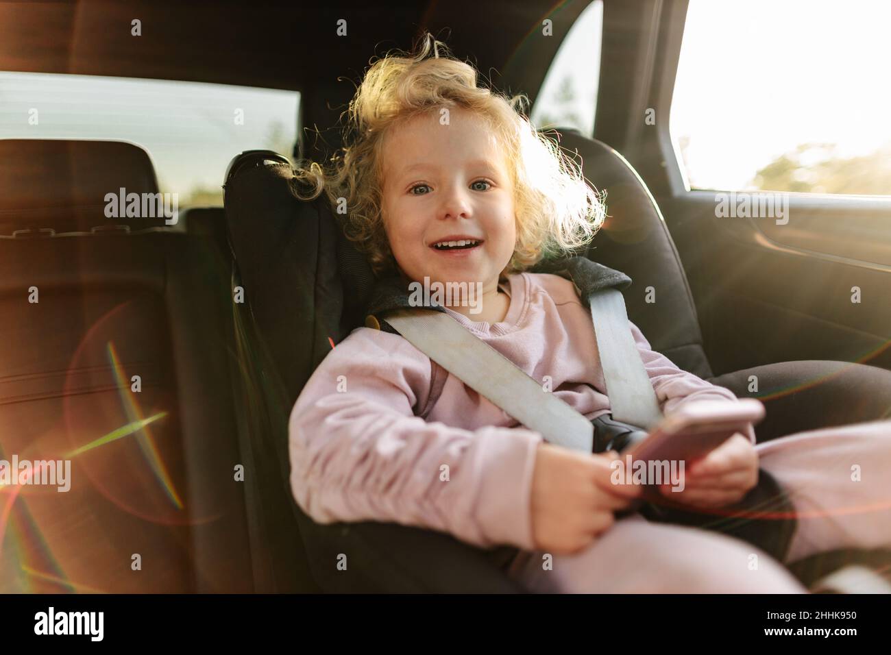 Niño Sentado En Un Asiento De Auto Y Colocando Un Cinturón De Seguridad  Foto de archivo - Imagen de colegiala, poner: 199139258