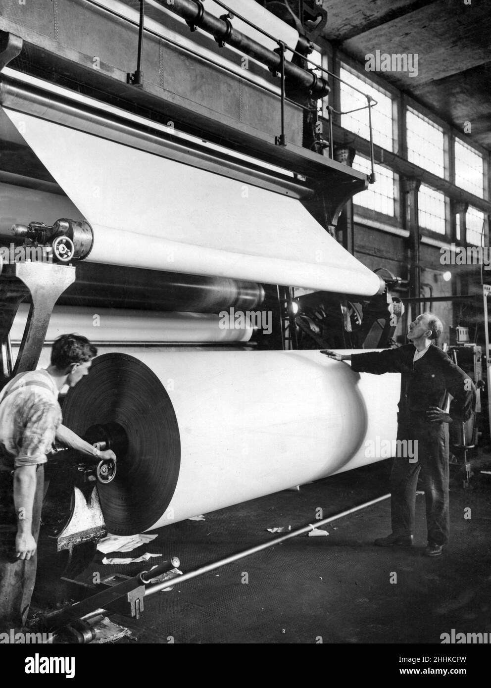 En las fábricas de papel de los señores Albert E. Reed and Co., en Aylesford, Kent, donde la producción anual de papel prensa es de 850.000 millas de papel con un ancho de cinco pies. Una nueva empresa es la fabricación de papel Kraft - papel de embalaje de gran resistencia, utilizado para bolsas de cemento, etc. Hasta hace poco producido casi exclusivamente en Escandinavia, el papel Kraft es ahora fabricado por los Sres. Reed en la máquina más grande de Europa. Los rollos ilustrados, calandradores o de cristal imparten una superficie lisa al papel. Enero de 1932. Foto de stock