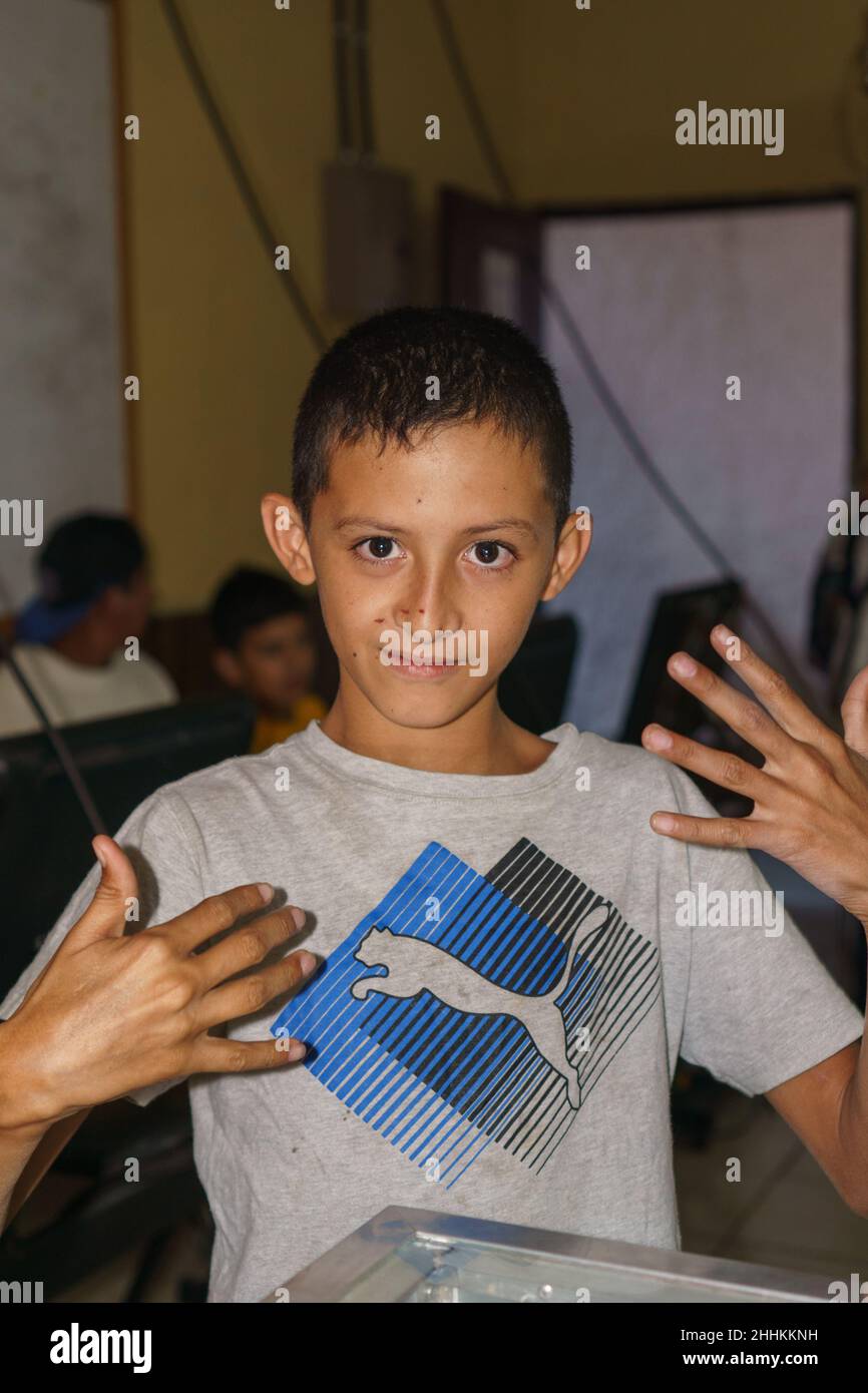 Niño Sordo nicaragüense demuestra el lenguaje de señas de Nicaragua en un refugio para los sordos en Jinotega, Nicaragua. Foto de stock