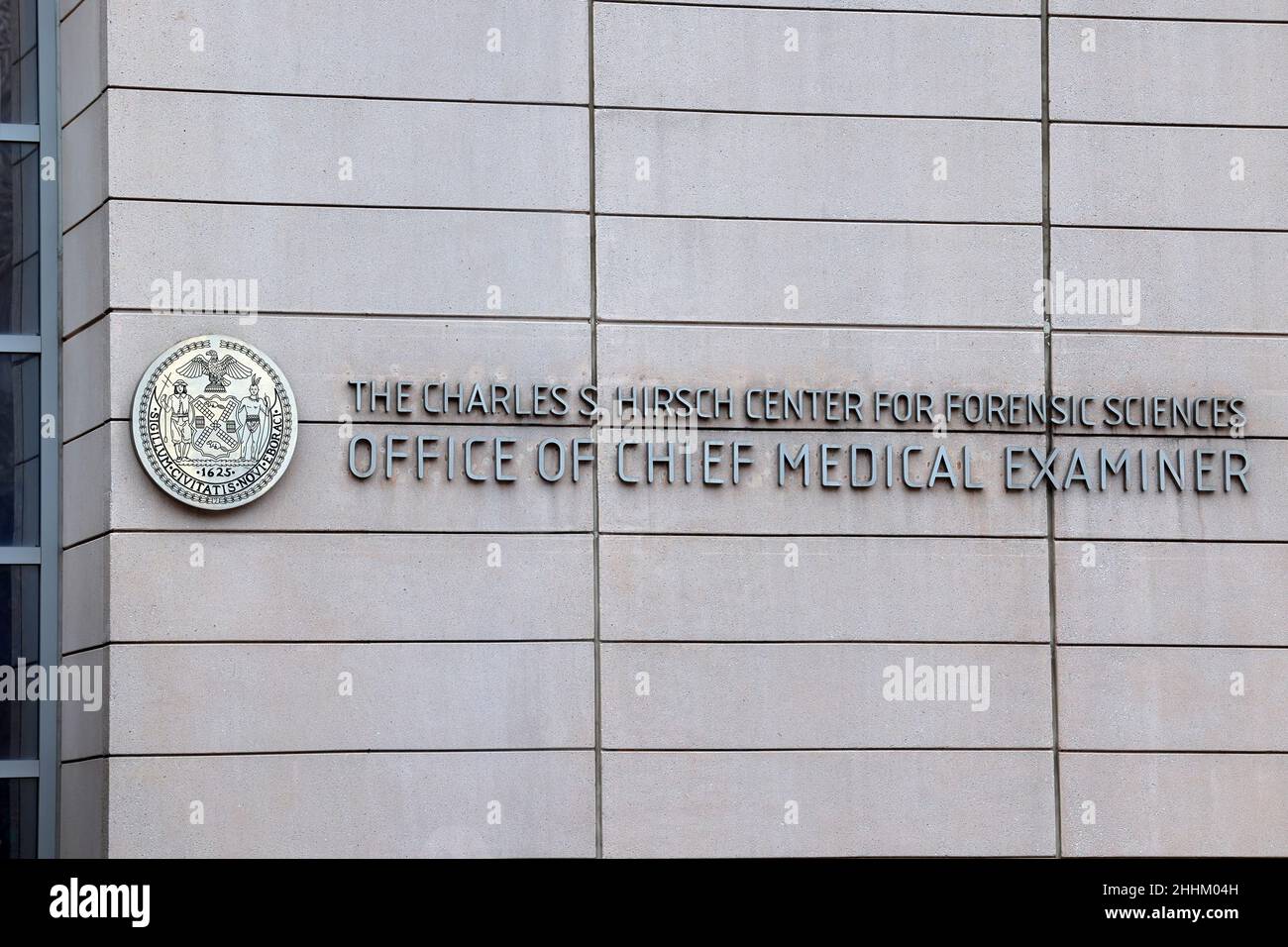 NYC Office of Chief Medical Examiner, 421 E 26th St, New York, NY. El Centro Charles S. Hirsch de Ciencias Forenses en Manhattan. Foto de stock