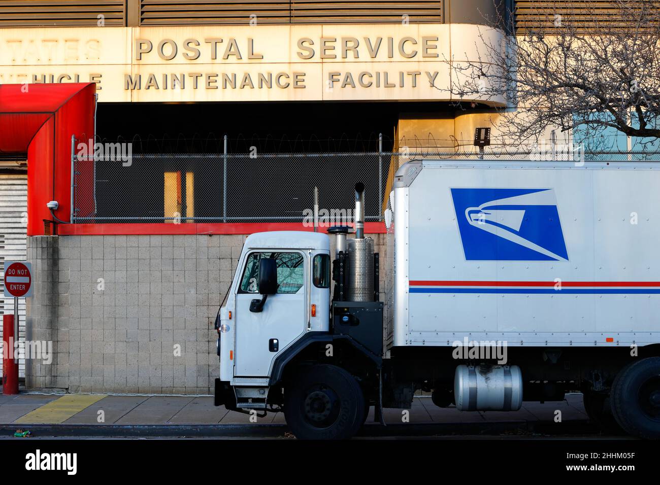 Servicio Postal Instalación de Mantenimiento de Vehículos, Nueva York, NY. Un camión postal fuera de un almacén de mantenimiento de camiones. Foto de stock