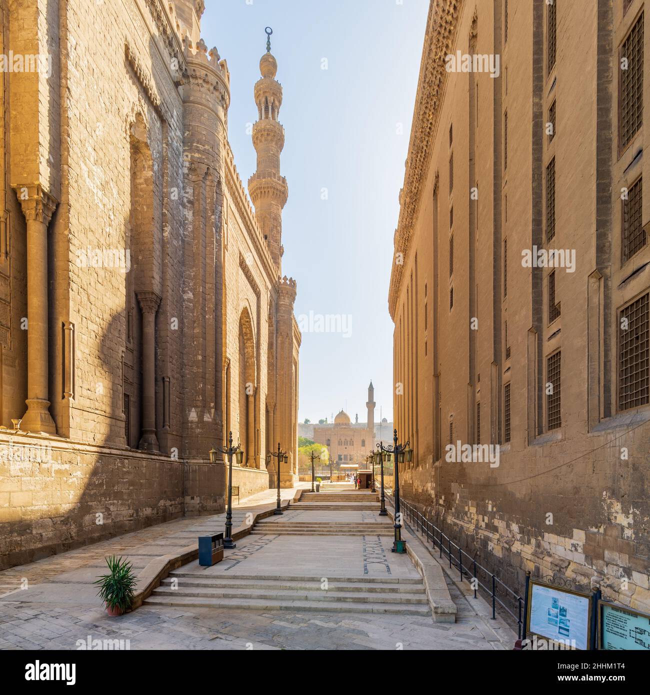 Paso peatonal que separa la mezquita de la era real de Al Rifai y la mezquita de la era de Mamuk y Madrassa del Sultán Hassan, con fachada de la mezquita de Qanibay AlRamah en el extremo lejano, El Cairo antiguo, Egipto Foto de stock