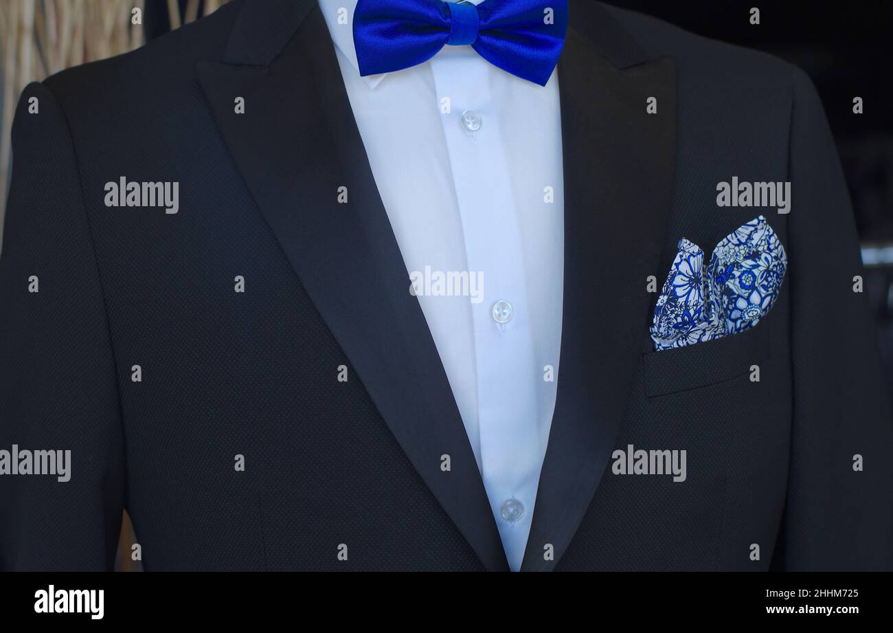 Close-up Elegante Traje Azul Con Camisa Blanca Y Corbata Azul, En Para Un Evento Formal, Entrevista De Trabajo O Una Boda, O Como Parte De Fotografía De Alamy