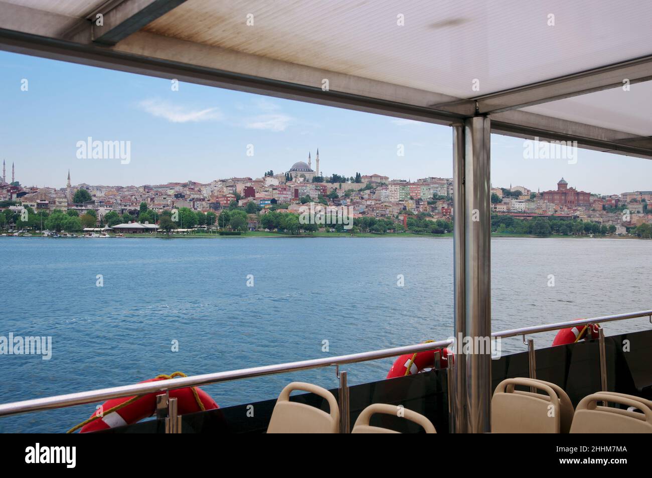Ferry de Estambul en el Estrecho de Golden Horn Foto de stock
