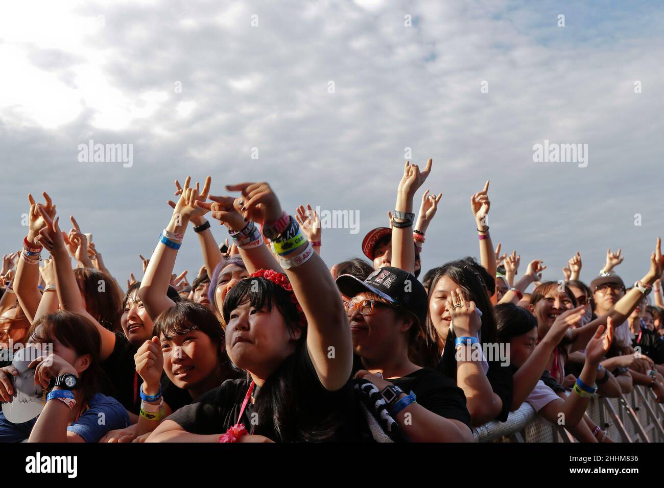 Julio de 26. 2015 - Corea del Sur, Ansan : Los aficionados a la música disfrutan de un sonido y una actuación durante el Ansan M Valley Rock Festival. El Festival de Rock se celebra cada festival anual de música de julio. (Ryu Seung-il / Polaris) Foto de stock