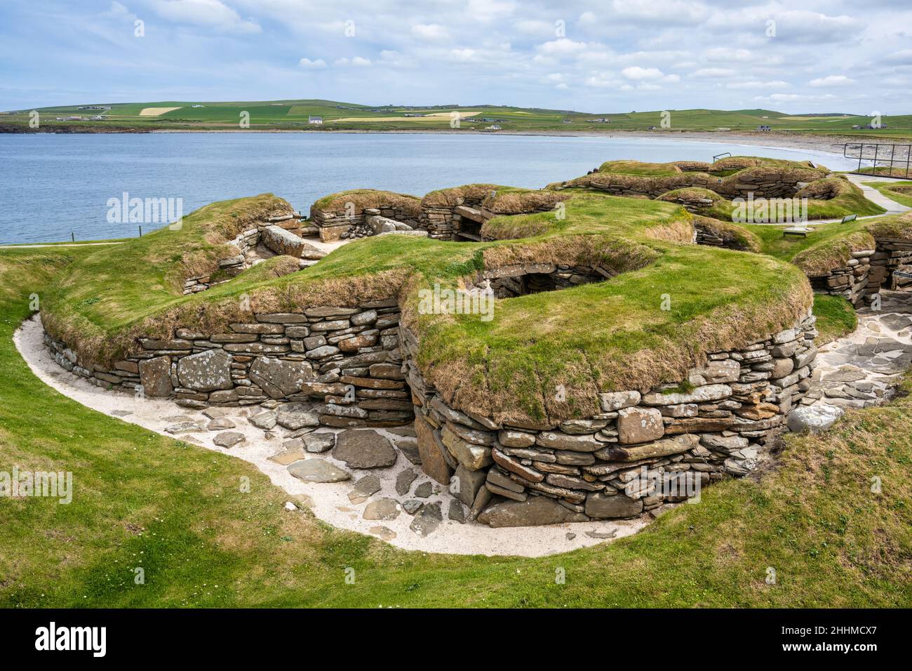 Asentamiento neolítico de Skara Brae junto a la Bahía de Skaill cerca de Sandwick en el territorio continental de Orkney en Escocia Foto de stock
