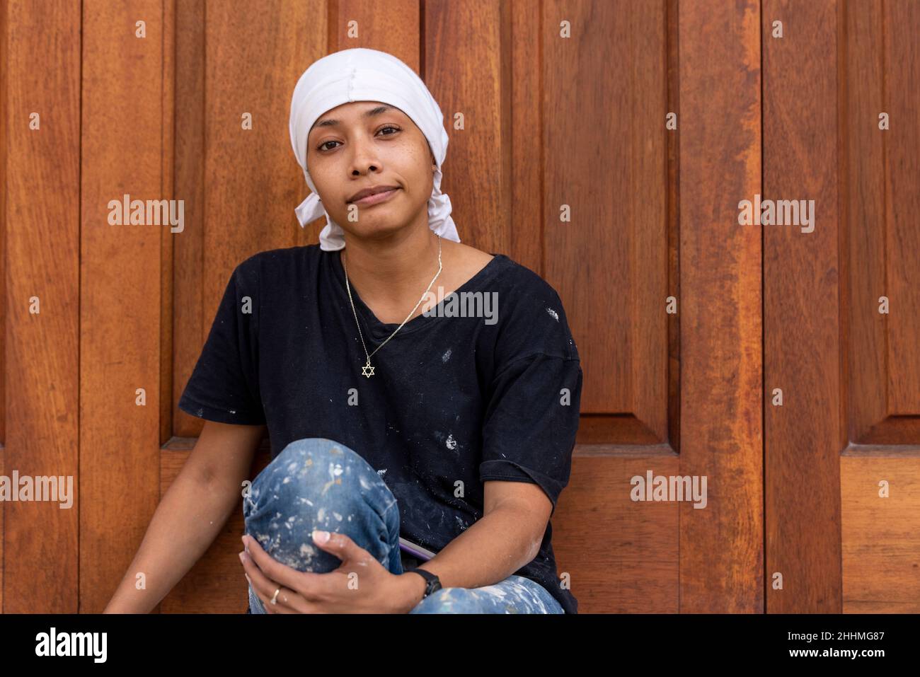 Mujer trabajadora de la construcción en un descanso. Foto de stock