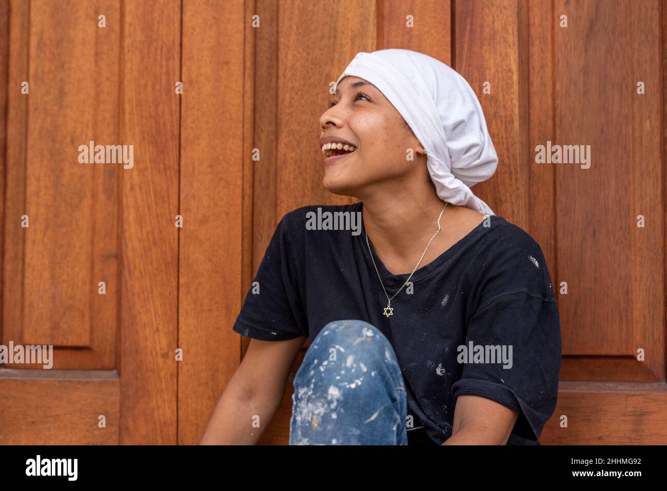 Mujer trabajadora de la construcción en un descanso. Foto de stock