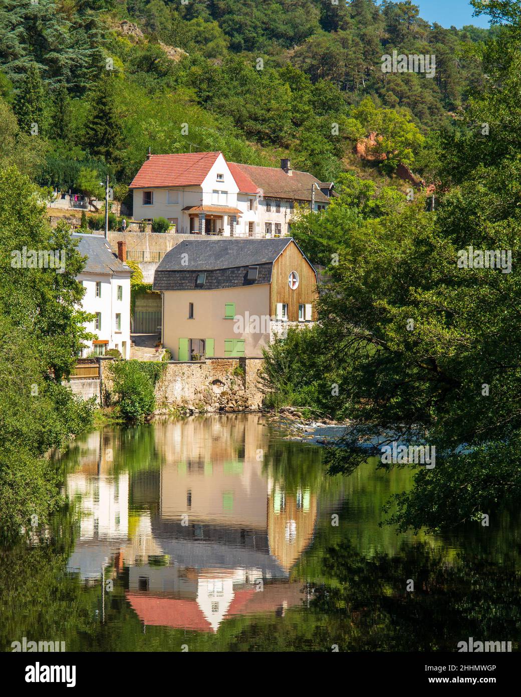 La ciudad balneario de Chateauneuf-les-Bains en las orillas del río Sioule en el cantón de Manzat, Pays de Combrailles en el departamento de Puy-de-Dome Foto de stock