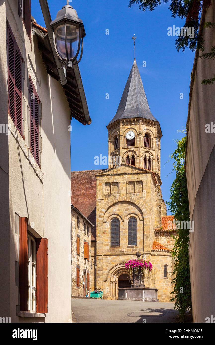 La ciudad de Menat en Pays de Combrailles en el Puy-de-Dome departamento de la región de Auvernia Francia Foto de stock