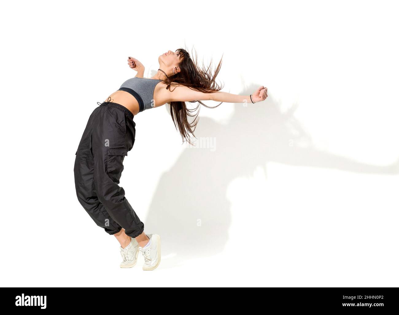 Cuerpo completo de bailarinas de hip hop jóvenes y estilizadas en ropa  deportiva que realizan movimientos de baile en estudio blanco Fotografía de  stock - Alamy