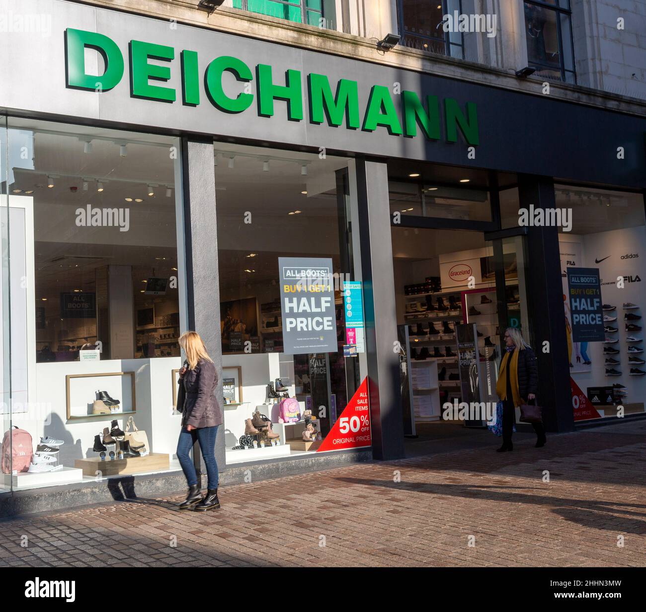 Los compradores pasan por la zapatería Deichmann en el centro de la ciudad,  Tavern Street, Ipswich, Suffolk, Inglaterra, REINO UNIDO Fotografía de  stock - Alamy