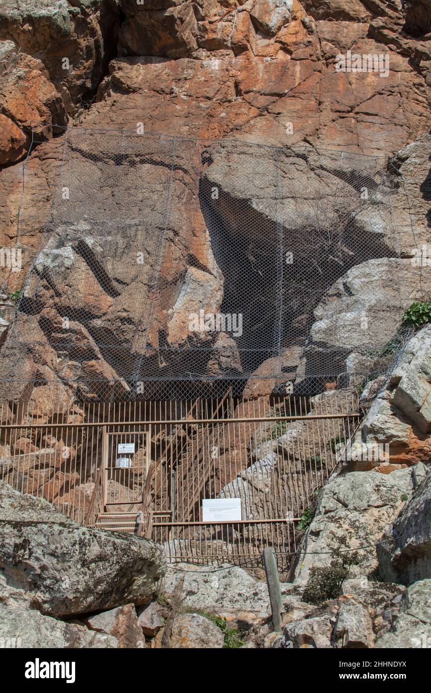 Cueva del Castillo, refugio rocoso con pinturas prehistóricas en el Parque Nacional de Monfrague, Cáceres, Extremadura, España Foto de stock