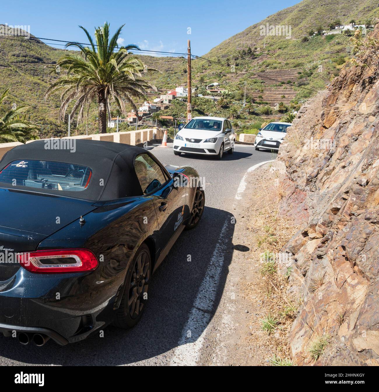 Pueblo de Masca, Montañas Teno, Tenerife, Islas Canarias. Es difícil aparcar y pasar por una carretera estrecha. Foto de stock