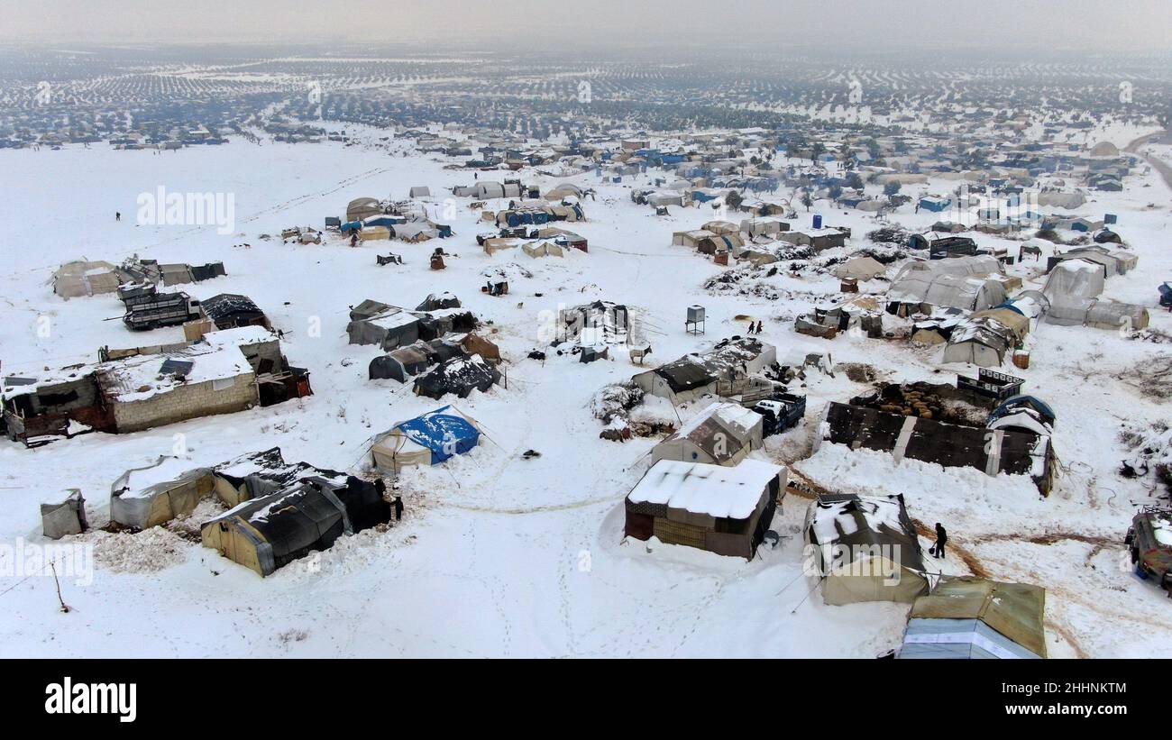 En la campiña de Alepo, Siria, el 23 de enero de 2022, se ve un campamento  cubierto de nieve para desplazados internos. Foto tomada el 23 de enero de  2022. Foto tomada