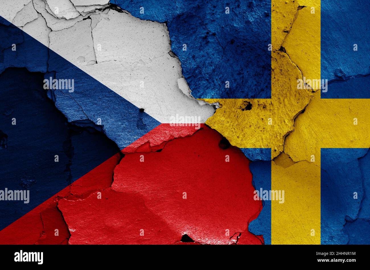 Banderas de la República Checa y Suecia pintadas sobre paredes agrietadas Foto de stock