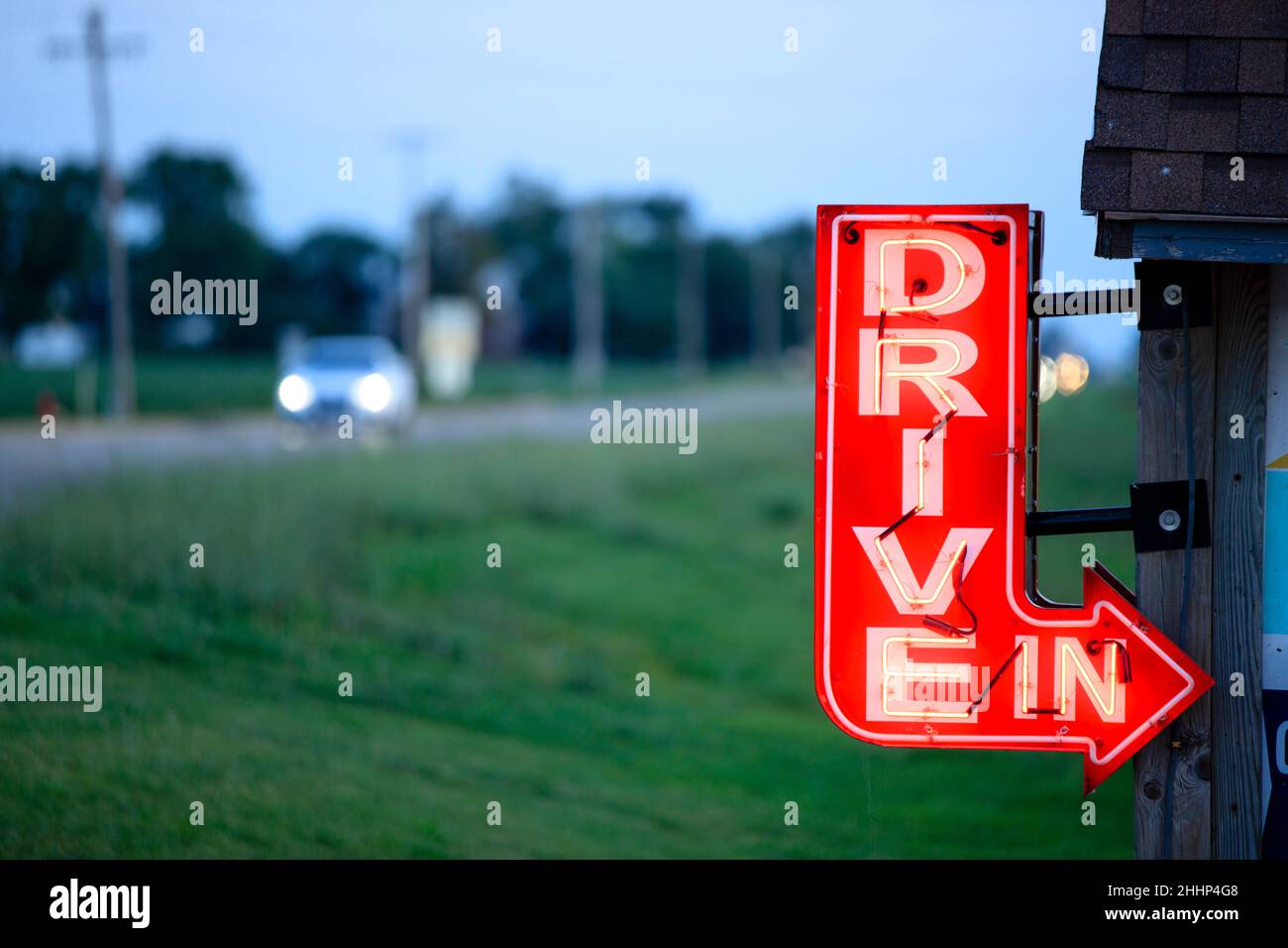 Señal de neón para el teatro Drive-In Harvest Moon en Illinois Foto de stock