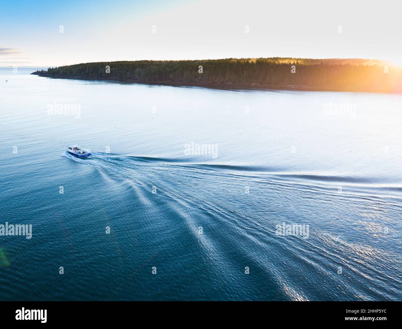 Vista aérea de un barco pesquero que conduce por el mar, en Owl's Head, Maine Foto de stock