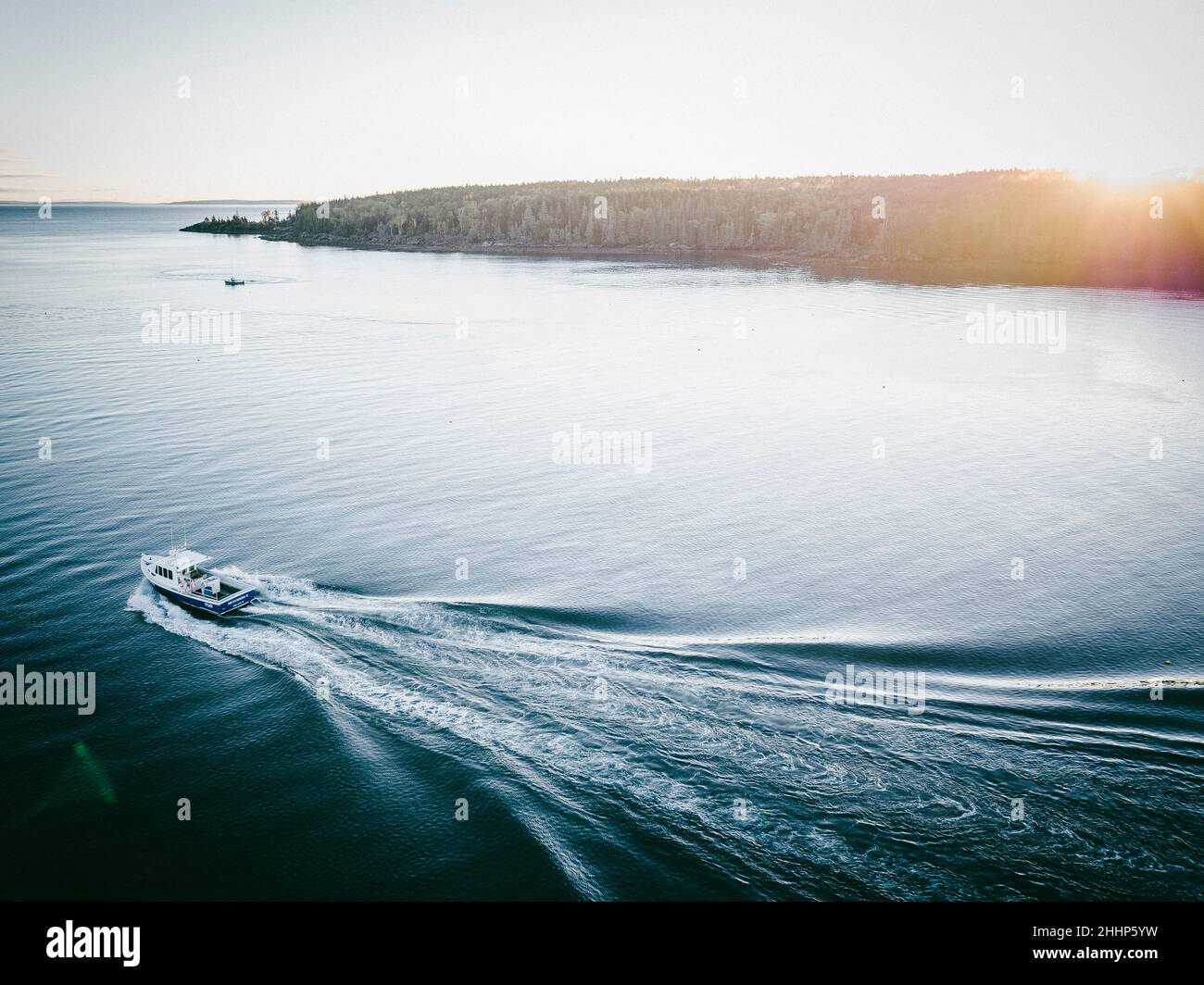Vista aérea de un barco pesquero que conduce por el mar, en Owl's Head, Maine Foto de stock