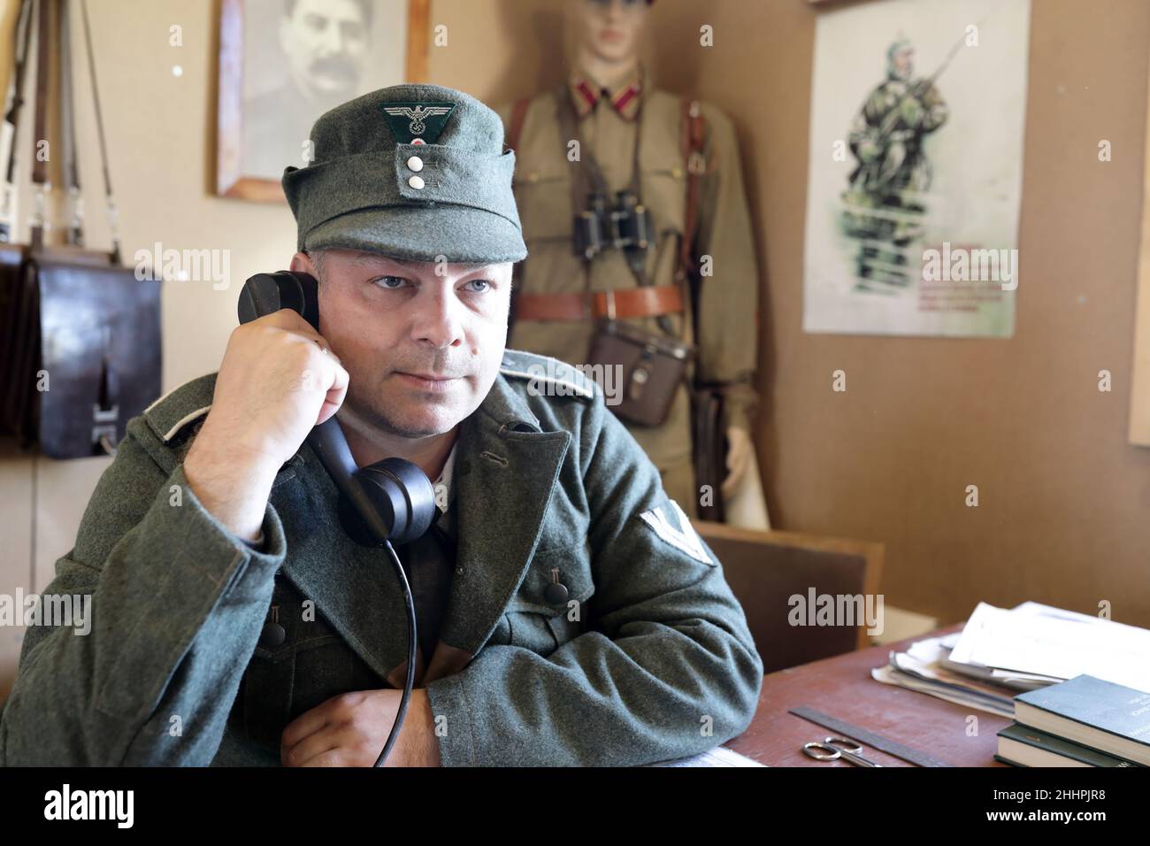 Retrato del hombre en uniforme Wehrmacht con receptor telefónico Fotografía  de stock - Alamy