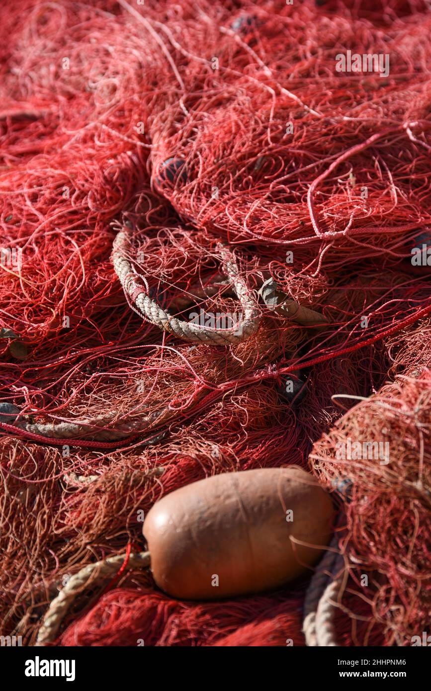 Antiguas redes de pesca tradicionales utilizadas en cortadores en la industria pesquera, enfoque selectivo. Foto de stock