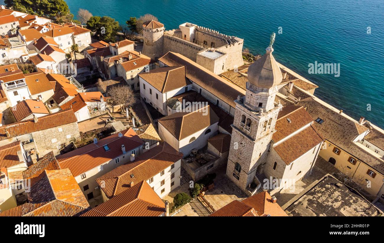 Vista aérea de la histórica ciudad adriática de Krk , isla de Krk, bahía de Kvarner del mar adriático, Croacia, Europa Foto de stock