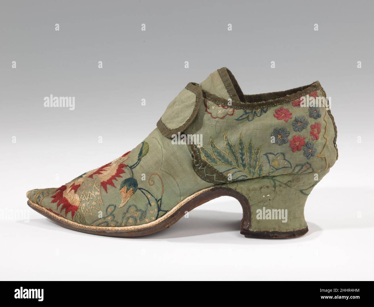Todos Subjetivo Establecimiento Zapatos 1720–49 Probablemente británicos A lo largo de la mayor parte del  siglo 18th, los zapatos de mujer de moda rara vez estaban hechos de telas  lisas. La mayoría fueron construidas con