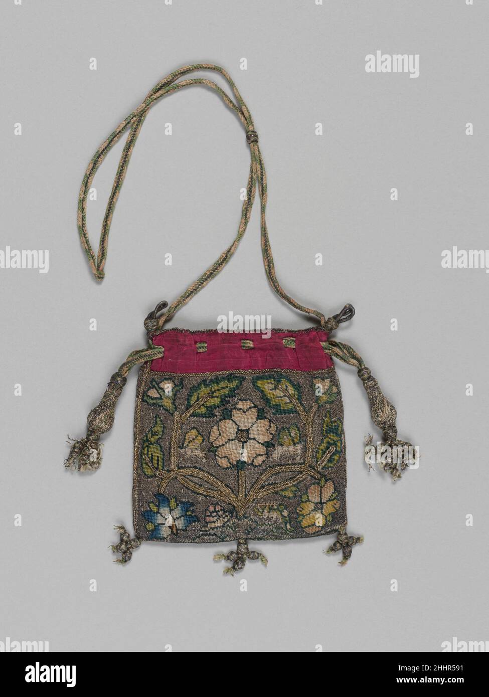 Bolsa de principios siglo 17th británico Esta cartera cuidadosamente bordada probablemente corresponde a 'bolsas de tejidos' registradas en un número de inventarios de los siglos y XVII. Estas carteras