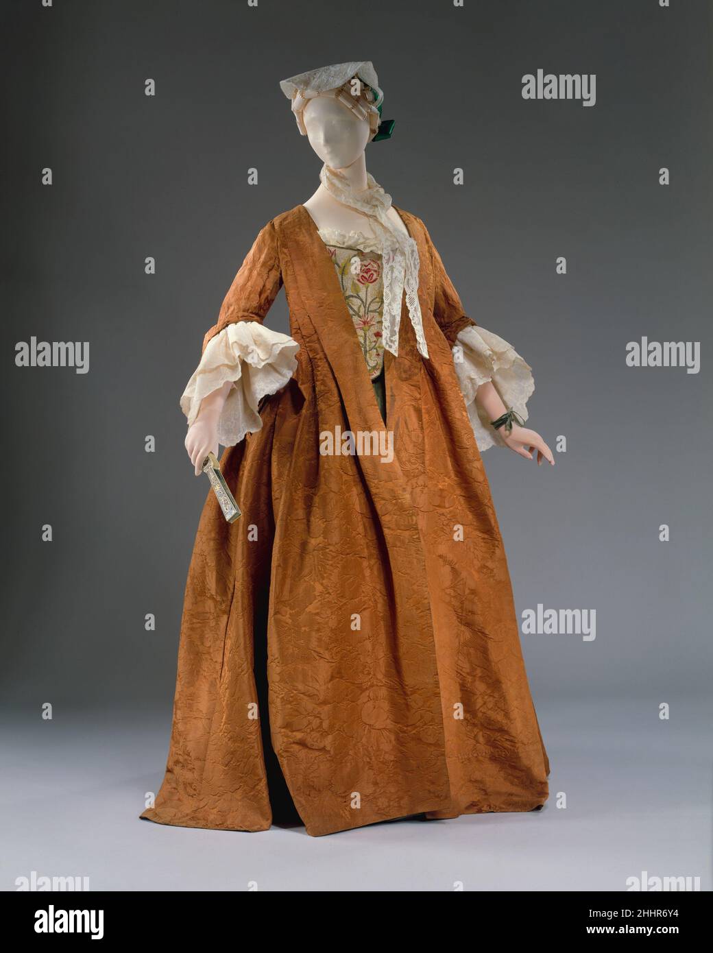 Vestido 1735–40 Francés Esta túnica abierta, carente de petticoat, en  damasco marrón especia revela tanto la amplia circunstancia del estilo  1730s, justo antes del aplanamiento que ocurrió a mediados de siglo, y