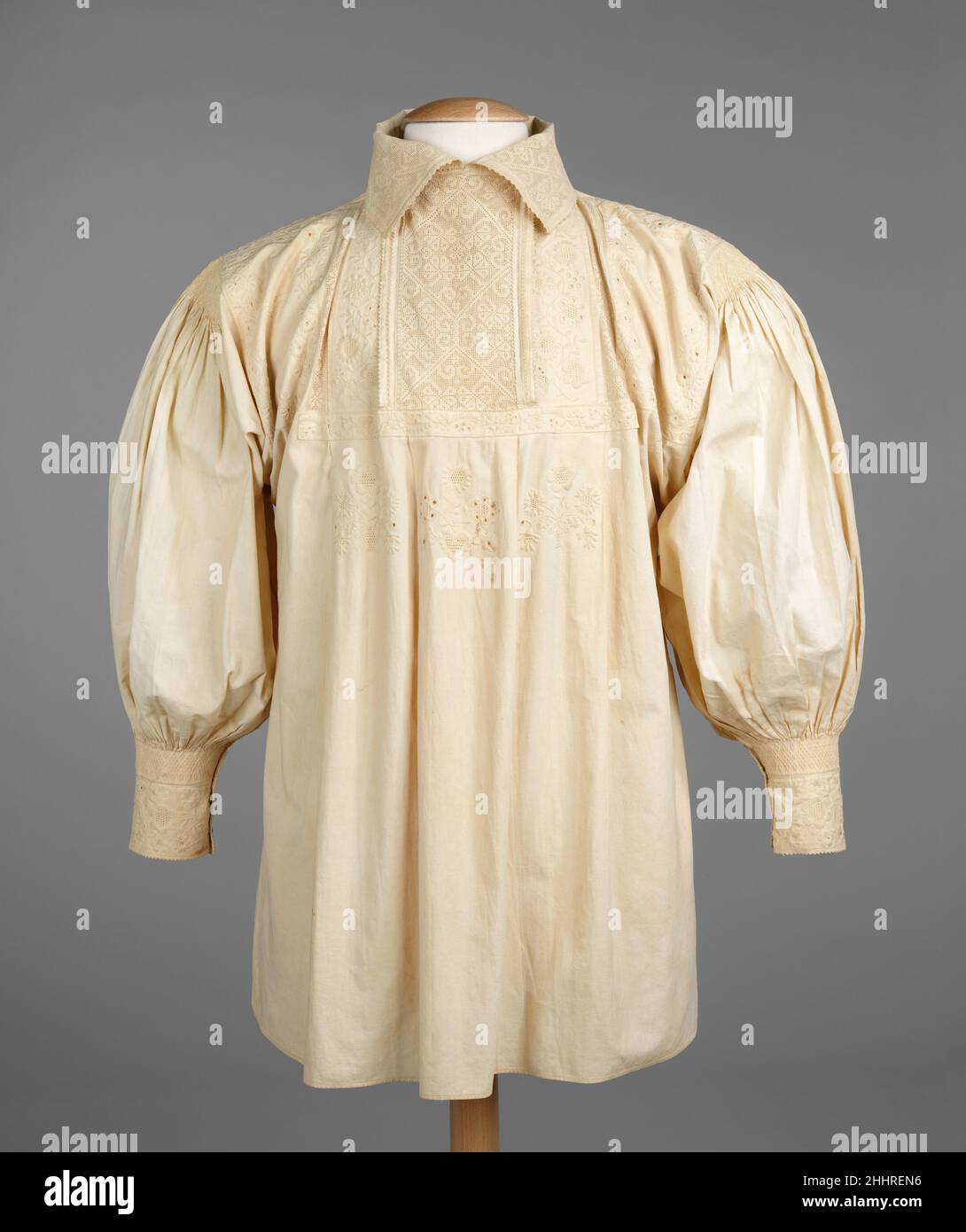 Camisa DE BODA 1830–70 ESPAÑOL Esta camisa de boda decorada a mano lleva la planta tradicional en macetas con un jarrón en forma de corazón prevalece en el arte general.