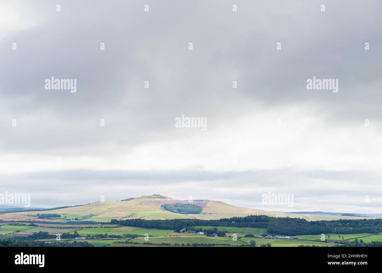 Hawick, Scottish Borders - en la colina de Galalaw. Vista de la colina de Ruberslaw, la fortaleza de Iron Age Hill. Foto de stock