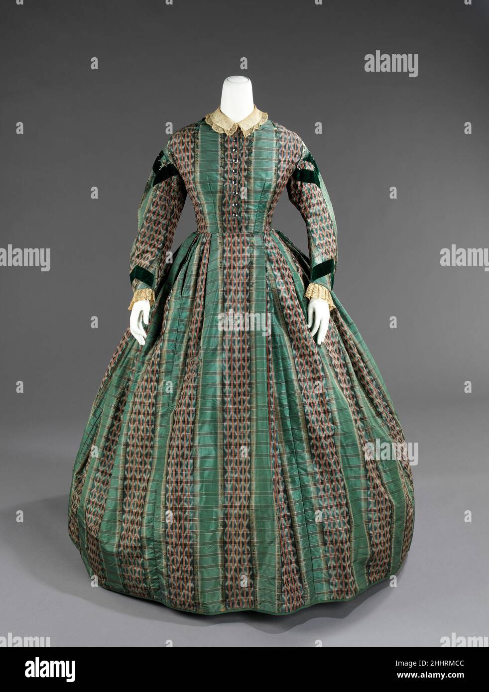 Vestido ca. 1865 American La silueta femenina de mediados del siglo 19th  consistía en un corsé ajustado y amplias faldas completas. Las faldas  cónicas se desarrollaron entre los 1830s, cuando la cintura