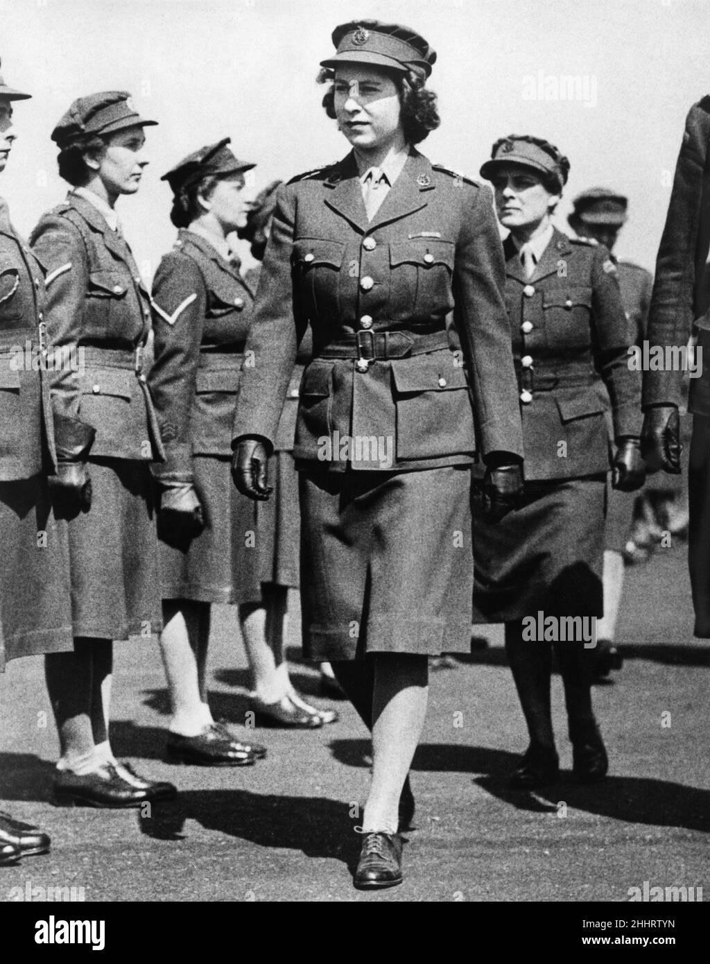 Reina Isabel II La Princesa Elizabeth como Comandante Júnior en el ATS  inspeccionando el Centro de Entrenamiento de Transporte Automotor en  Camberley, Surrey durante la Segunda Guerra Mundial. Alrededor de mayo de